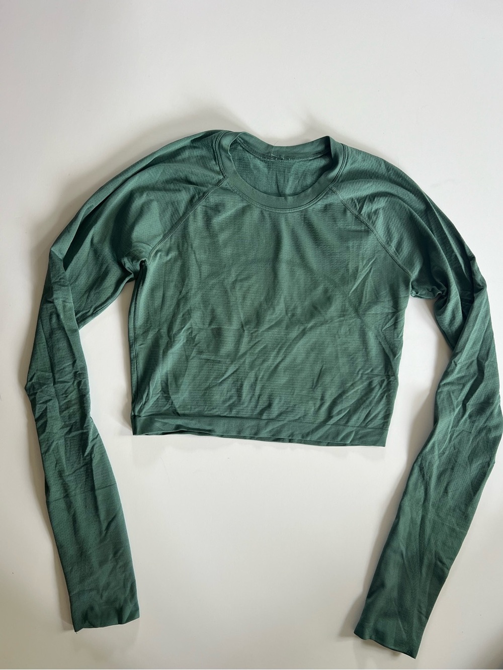 Lululemon Swiftly Green Long Sleeve Crewneck Crop Top with Thumb Holes Sz 6